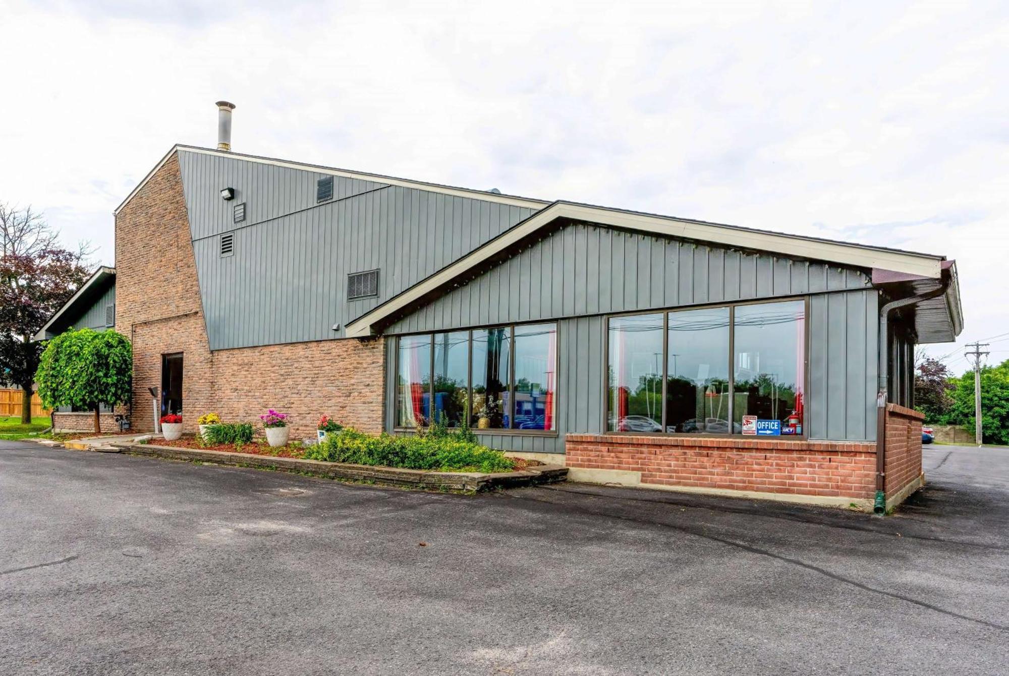 Motel Ramada By Wyndham Kingston Exterior foto